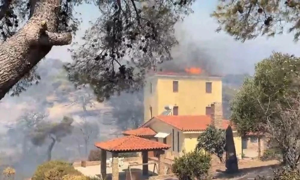 Εκτός ελέγχου η φωτιά στην Αττική: Καίγονται σπίτια στο Νταού Πεντέλης και στη Διώνη